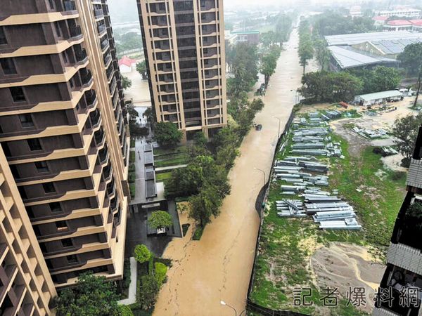 凱米颱風讓高雄變成「水鄉澤國」，連豪宅區都無法倖免。（翻攝記者爆料網）