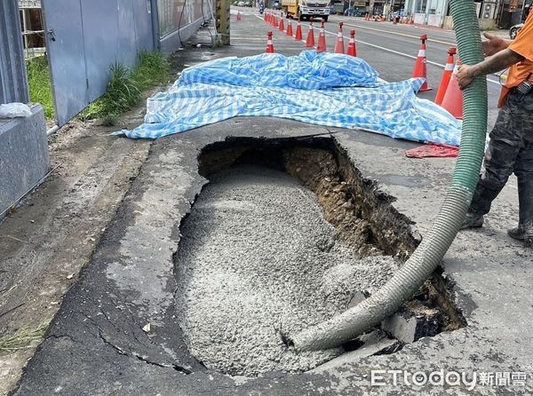 ▲苗栗後龍鎮維真國中對面的苗126縣道，疑因建案挖掘地下室發生坍陷，縣府勒令回填和停工。（圖／苗栗縣政府提供）