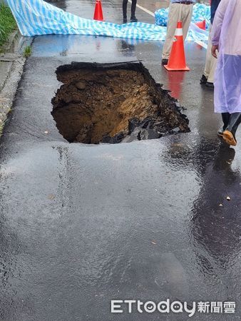 ▲苗栗後龍鎮維真國中對面的苗126縣道，疑因建案挖掘地下室發生坍陷，縣府勒令回填和停工。（圖／苗栗縣政府提供）