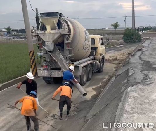 ▲水利局發現後壁區菁寮排水南側堤防有掏空破損情形，經緊急動員於29日完成搶修作業，復原堤防的防洪擋水功能。（圖／記者林東良翻攝，下同）