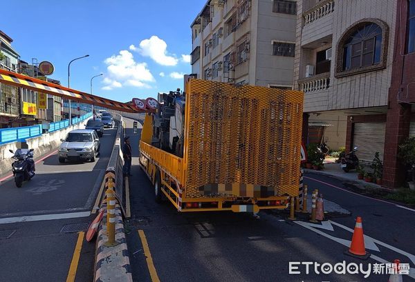 ▲台南市北區長榮鋼便橋（南向北），30日上午發生一輛大貨車自撞限高架，致限高樑柱傾斜，目前鋼便橋雙向暫停通行。（圖／記者林東良翻攝，下同）