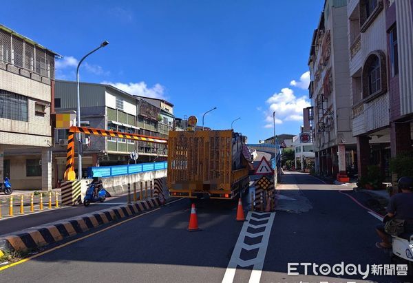 ▲台南市北區長榮鋼便橋（南向北），30日上午發生一輛大貨車自撞限高架，致限高樑柱傾斜，目前鋼便橋雙向暫停通行。（圖／記者林東良翻攝，下同）