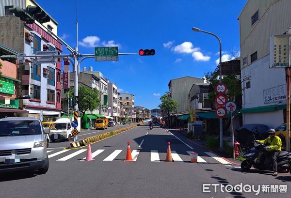 ▲台南市北區長榮鋼便橋（南向北），30日上午發生一輛大貨車自撞限高架，致限高樑柱傾斜，目前鋼便橋雙向暫停通行。（圖／記者林東良翻攝，下同）