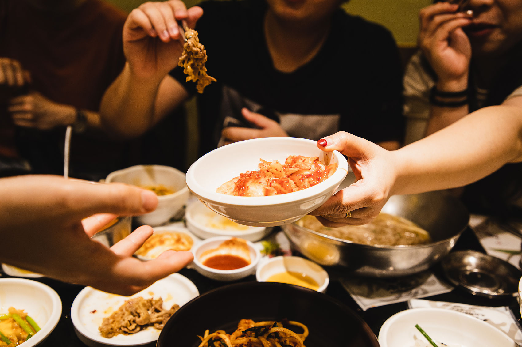 ▲▼南韓一群老人前往餐廳享用炒鴨肉料理，最後卻集體食物中毒。（示意圖／VCG）