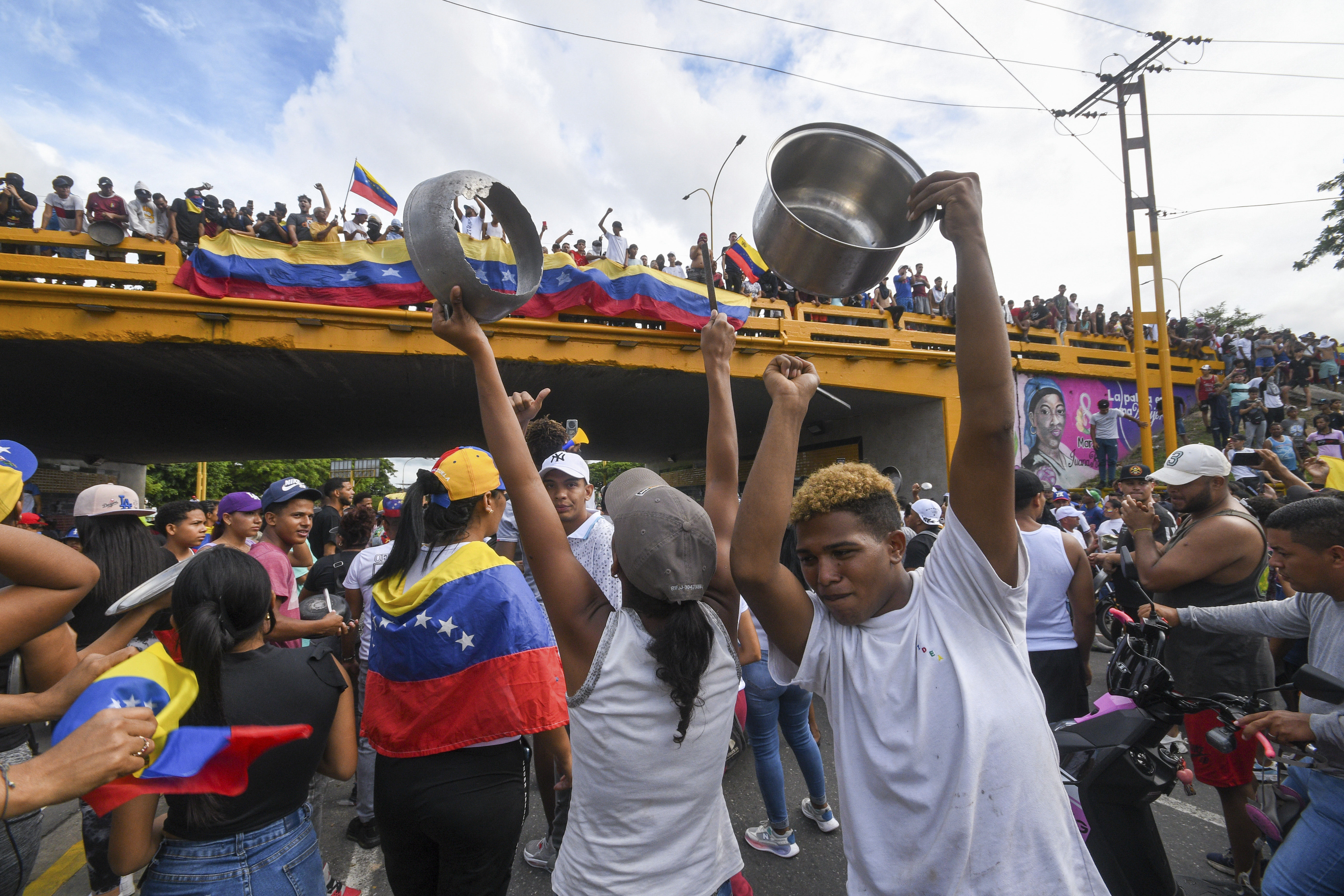 ▲▼委內瑞拉民眾29日走上街頭，抗議總統馬杜洛（Nicolas Maduro）「偷走大選」。（圖／達志影像／美聯社）