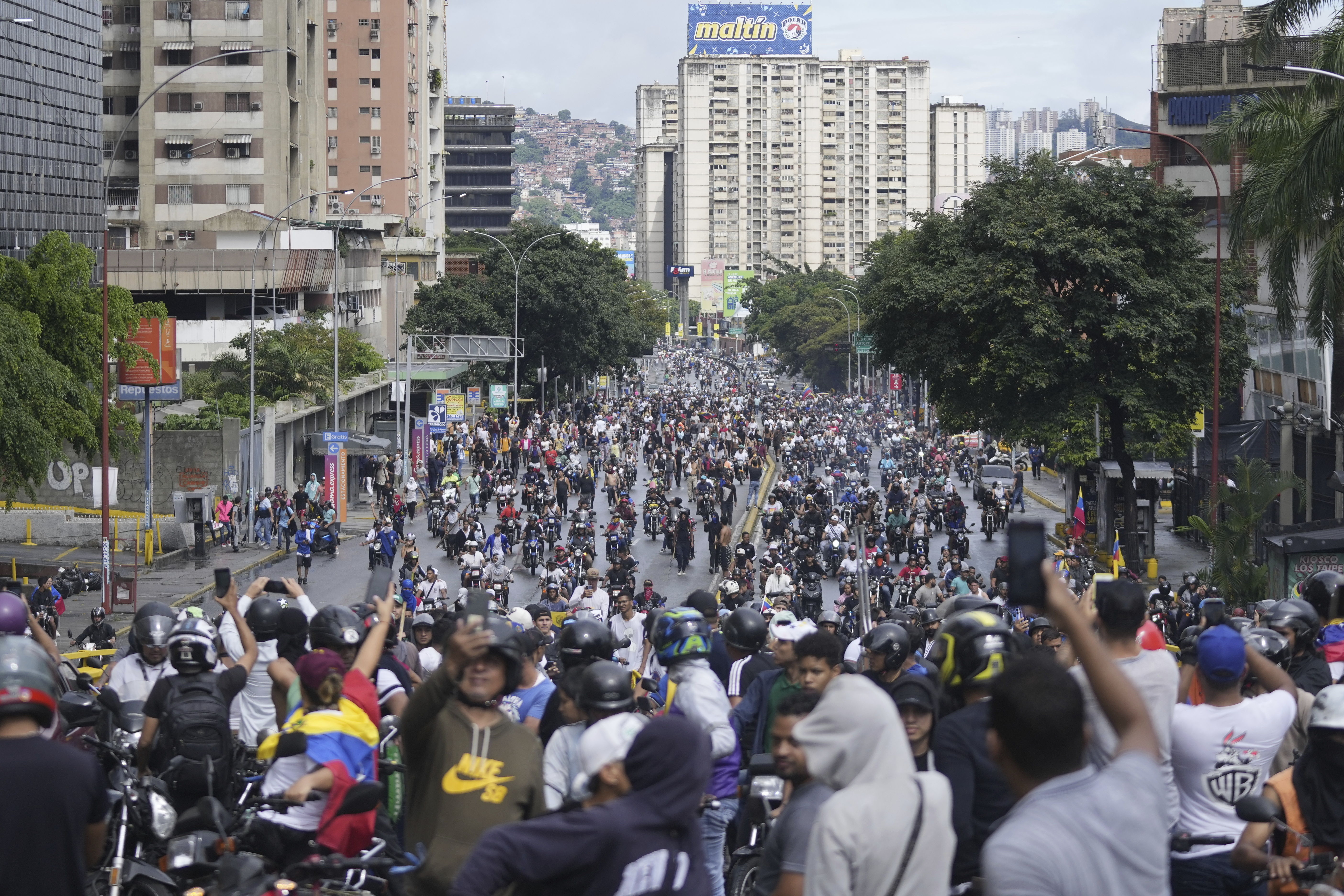 ▲委內瑞拉民眾29日走上街頭，抗議總統馬杜洛（Nicolas Maduro）「偷走大選」。（圖／達志影像／美聯社）