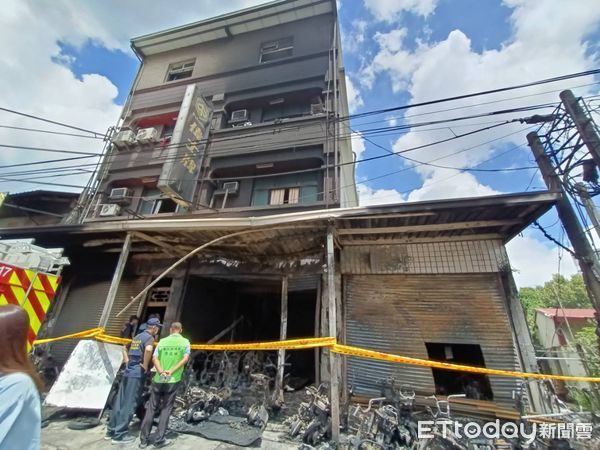 ▲國三妹火場外跟母抱一團痛哭！沒錢吃飯、沒地住　悲慘家境曝光。（圖／記者唐詠絮攝）