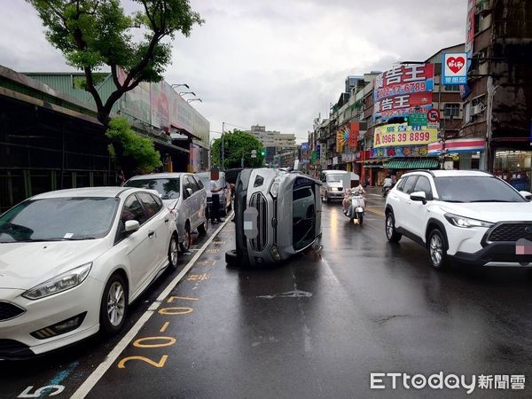 ▲▼蔡男擦撞路旁2車後翻車，騎士協助蔡男爬出車內，騎士揮手要後方車輛注意             。（圖／記者陳以昇翻攝）