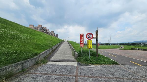 ▲▼蘆洲區蘆堤一號陸橋堤頂設置科技執法。（圖／新北市政府提供）