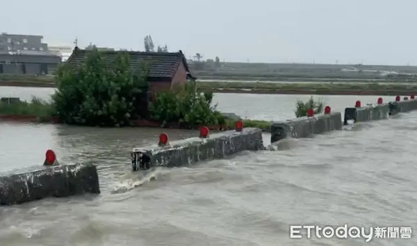 ▲凱米襲台，雲林多處魚塭遭海水倒灌損失慘重。（圖／記者蔡佩旻翻攝）