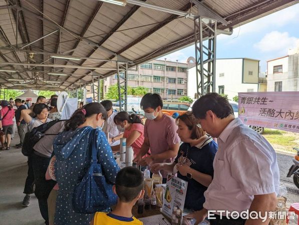 ▲嘉南藥理大學藥理學院USR計畫團隊，在藥粧系主任林清宮教授團隊帶領下，於日前「幸福哈酪」2024大內酪梨節產業文化活動上，現場擺攤教導民眾DIY「酪梨乳酸益生菌沐浴乳」。（圖／記者林東良翻攝，下同）