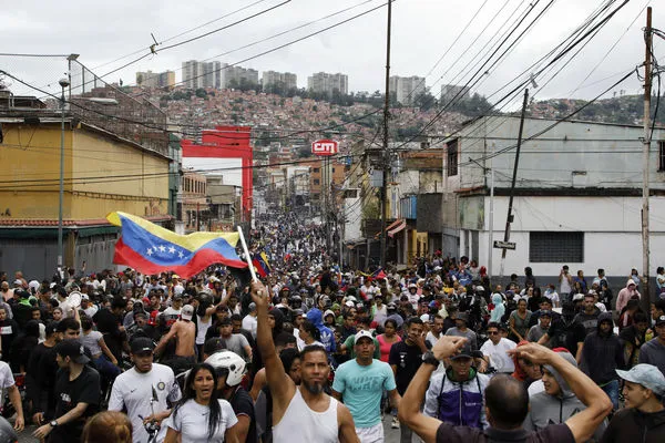 ▲▼委內瑞拉民眾29日走上街頭，抗議總統馬杜洛（Nicolas Maduro）「偷走大選」。（圖／達志影像／美聯社）