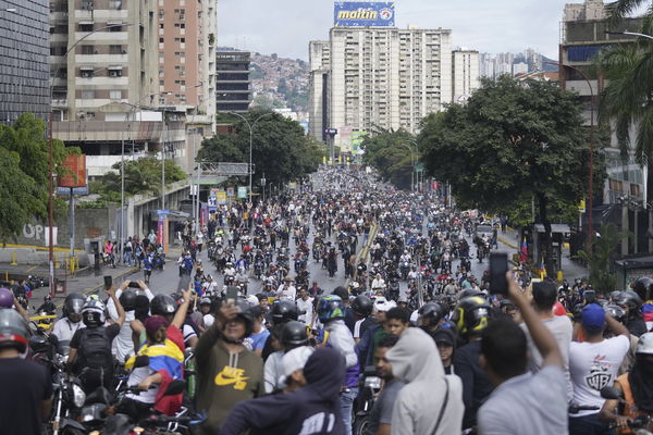 ▲▼委內瑞拉民眾29日走上街頭，抗議總統馬杜洛（Nicolas Maduro）「偷走大選」。（圖／達志影像／美聯社）