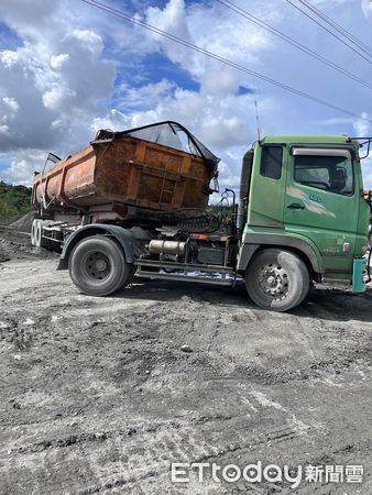 ▲▼高雄砂石場「砂石車翻覆」　疑倒土石重心不穩…駕駛送醫 。（圖／記者吳世龍翻攝）