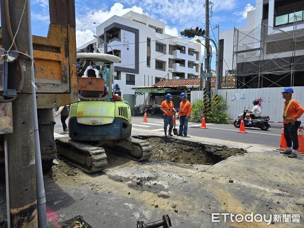 ▲▼ 高雄暴雨仁武泡水裡！颱風後頻傳「道路下陷 」　市府緊急搶修 。（圖／記者賴文萱翻攝）