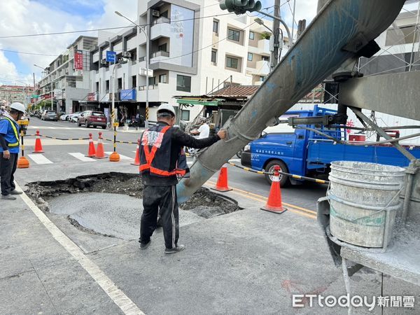 ▲▼ 高雄暴雨仁武泡水裡！颱風後頻傳「道路下陷 」　市府緊急搶修 。（圖／記者賴文萱翻攝）