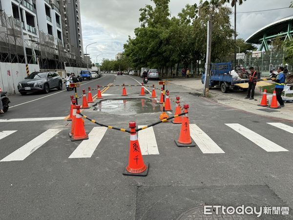 ▲▼ 高雄暴雨仁武泡水裡！颱風後頻傳「道路下陷 」　市府緊急搶修 。（圖／記者賴文萱翻攝）