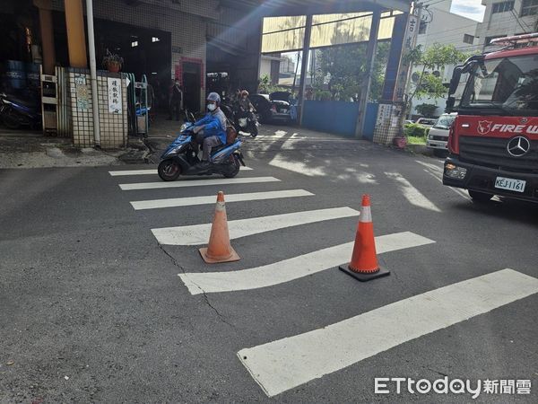 ▲▼ 高雄暴雨仁武泡水裡！颱風後頻傳「道路下陷 」　市府緊急搶修 。（圖／記者賴文萱翻攝）