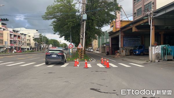 ▲▼ 高雄暴雨仁武泡水裡！颱風後頻傳「道路下陷 」　市府緊急搶修 。（圖／記者賴文萱翻攝）