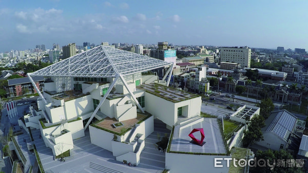 ▲▼             ▲台南市美術館2館由台南市政府、南美館共同爭取成為「台南國家美術館」，而未來擔負在地國際化推廣使命的台南市美術館，則以台南藝術持續深耕。（圖／記者林東良翻攝，下同）