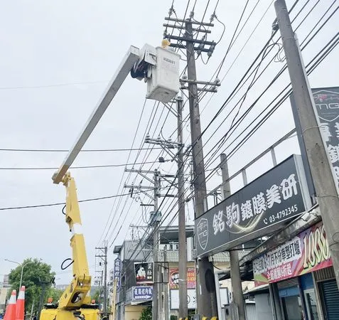 ▲桃園市龍潭區新龍路一帶地區今天下午3時許發生停電，台電工程人員在現場搶修。（圖／台電桃園營業處提供）