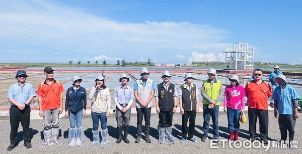 ▲交通部觀光署雲嘉南濱海國家風景區管理處，30日與台灣守護文創公司及晉基建設共同號召大眾為受損的百年鹽田進行復原行動。（圖／記者林東良翻攝，下同）