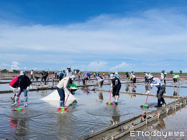 ▲交通部觀光署雲嘉南濱海國家風景區管理處，30日與台灣守護文創公司及晉基建設共同號召大眾為受損的百年鹽田進行復原行動。（圖／記者林東良翻攝，下同）