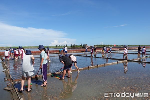 ▲交通部觀光署雲嘉南濱海國家風景區管理處，30日與台灣守護文創公司及晉基建設共同號召大眾為受損的百年鹽田進行復原行動。（圖／記者林東良翻攝，下同）