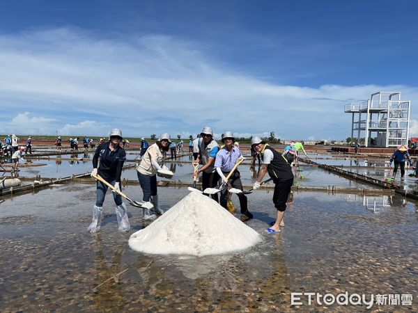 ▲交通部觀光署雲嘉南濱海國家風景區管理處，30日與台灣守護文創公司及晉基建設共同號召大眾為受損的百年鹽田進行復原行動。（圖／記者林東良翻攝，下同）