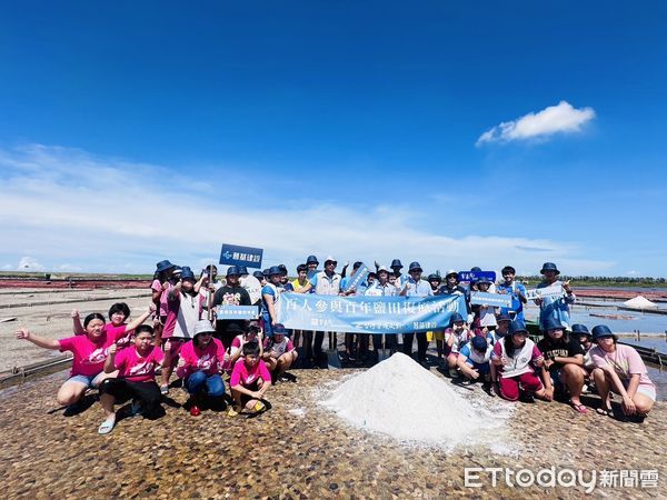 ▲交通部觀光署雲嘉南濱海國家風景區管理處，30日與台灣守護文創公司及晉基建設共同號召大眾為受損的百年鹽田進行復原行動。（圖／記者林東良翻攝，下同）