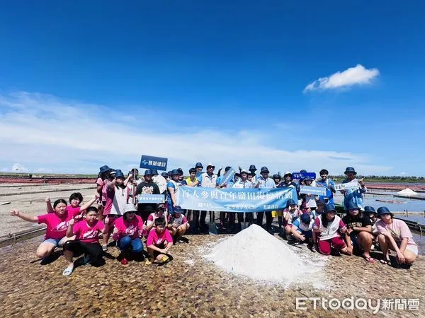 ▲交通部觀光署雲嘉南濱海國家風景區管理處，30日與台灣守護文創公司及晉基建設共同號召大眾為受損的百年鹽田進行復原行動。（圖／記者林東良翻攝，下同）