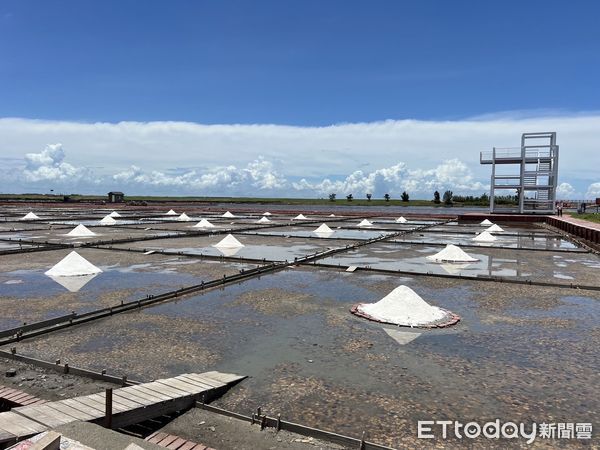 ▲交通部觀光署雲嘉南濱海國家風景區管理處，30日與台灣守護文創公司及晉基建設共同號召大眾為受損的百年鹽田進行復原行動。（圖／記者林東良翻攝，下同）