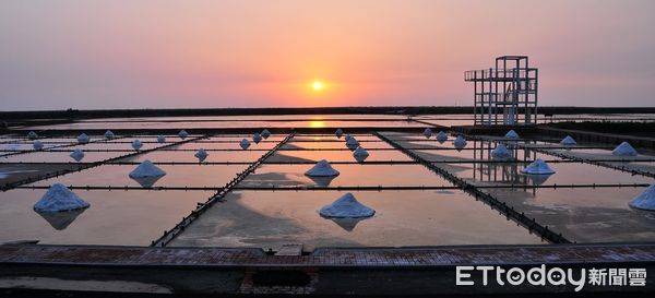 ▲交通部觀光署雲嘉南濱海國家風景區管理處，30日與台灣守護文創公司及晉基建設共同號召大眾為受損的百年鹽田進行復原行動。（圖／記者林東良翻攝，下同）