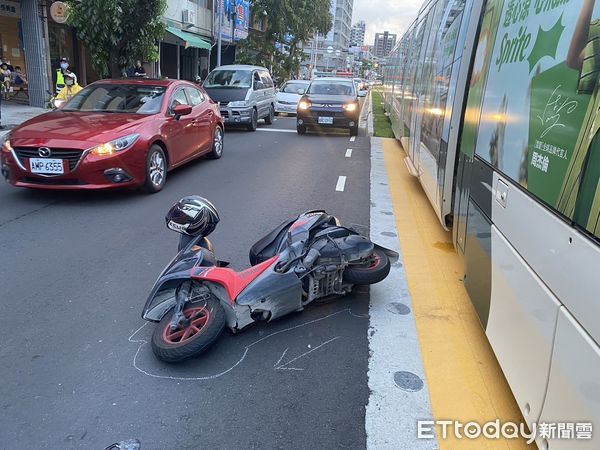 ▲▼ 高雄輕軌又出事！機車疑違規左轉擦撞　騎士摔車慘送醫。（圖／記者賴文萱翻攝）