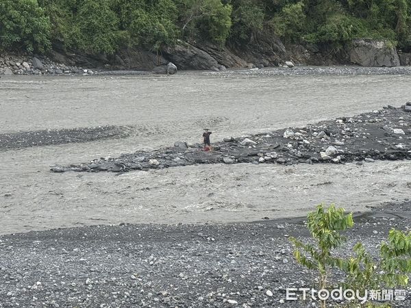 ▲▼屏東男「河床撿石頭」受困瓦魯斯溪沙洲　消防架繩索驚險救援。（圖／記者陳崑福翻攝）