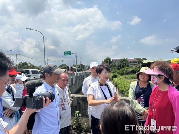 ▲陳亭妃邀集水利署第六河川分署長謝明昌、市政府水利局展開第二波會勘，並向經濟部水利署、內政部國土署來爭取緊急防洪經費及相關抽水站、箱涵、排水系統的建設預算。（圖／記者林東良翻攝，下同）