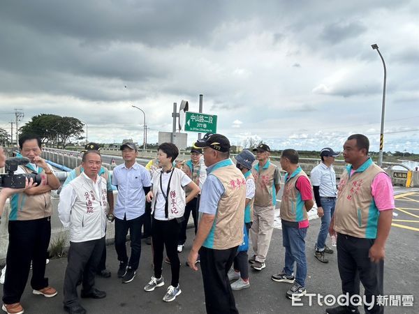 ▲陳亭妃邀集水利署第六河川分署長謝明昌、市政府水利局展開第二波會勘，並向經濟部水利署、內政部國土署來爭取緊急防洪經費及相關抽水站、箱涵、排水系統的建設預算。（圖／記者林東良翻攝，下同）