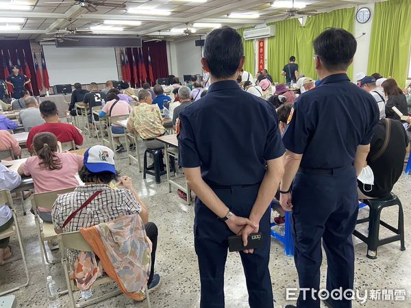 ▲台南市警二分局在中西區民生路上一家「桌遊館」，破獲俗稱「目賊仔」職業性賭場，查獲賭場負責人、工作人員及賭客共計80人，並查扣賭資、賭具、籌碼、點鈔機、監視器等證物。（圖／記者林東良翻攝，下同）