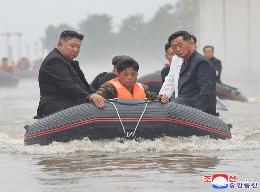 ▲▼金正恩搭救生艇勘災。（圖／朝中社）