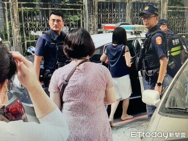 ▲台南市警二分局在中西區民生路上一家「桌遊館」，破獲俗稱「目賊仔」職業性賭場，查獲賭場負責人、工作人員及賭客共計80人，並查扣賭資、賭具、籌碼、點鈔機、監視器等證物。（圖／記者林東良翻攝，下同）