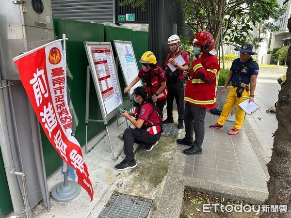 ▲台南市消防局第七大隊東門分隊副中隊長蘇世章，研發「新式人員管制APP」，該APP利用NFC傳輸技術，迅速將消防人員的資訊記錄於管制平板上，取代傳統的安全管制方式，大大提升消防人員救災安全。（圖／記者林東良翻攝，下同）