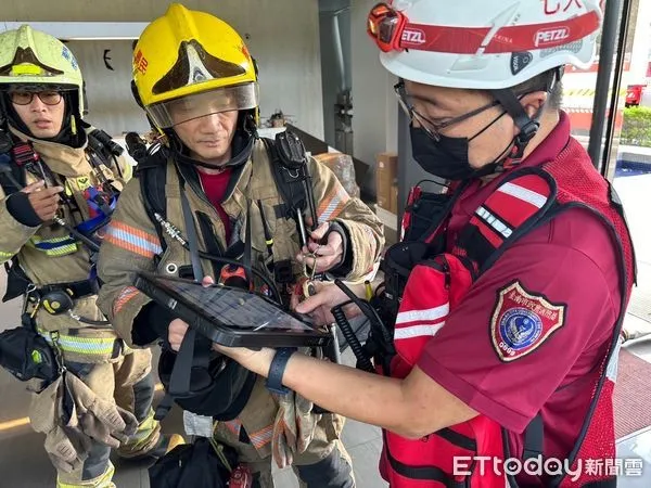 ▲台南市消防局第七大隊東門分隊副中隊長蘇世章，研發「新式人員管制APP」，該APP利用NFC傳輸技術，迅速將消防人員的資訊記錄於管制平板上，取代傳統的安全管制方式，大大提升消防人員救災安全。（圖／記者林東良翻攝，下同）