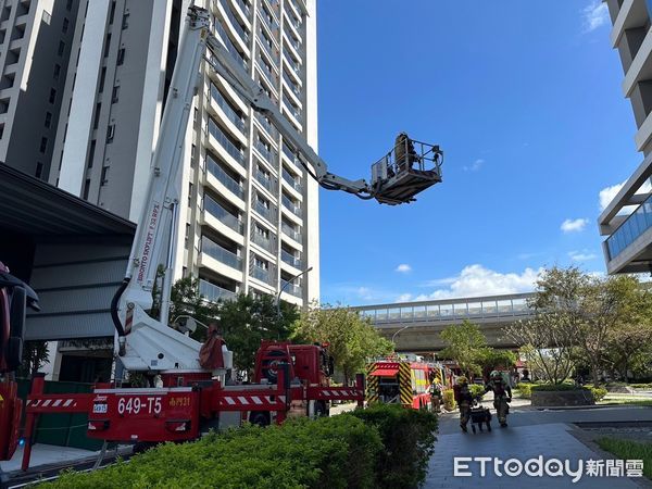 ▲台南市消防局第七大隊東門分隊副中隊長蘇世章，研發「新式人員管制APP」，該APP利用NFC傳輸技術，迅速將消防人員的資訊記錄於管制平板上，取代傳統的安全管制方式，大大提升消防人員救災安全。（圖／記者林東良翻攝，下同）