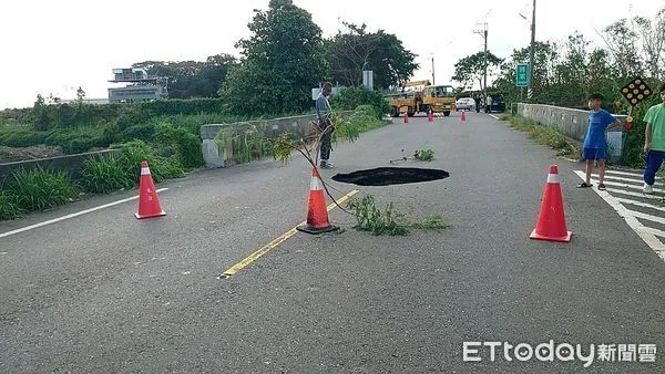 ▲台南市佳里區通往將軍區南24線道路鄰東勢橋位置，30日下午發生路基掏空出現「天坑」，經緊急處理，31日凌晨2時左右完成路基填補。（圖／記者林東良翻攝，下同）