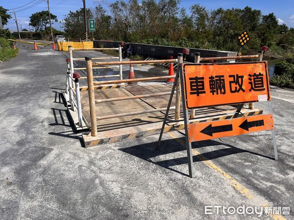 ▲台南市佳里區通往將軍區南24線道路鄰東勢橋位置，30日下午發生路基掏空出現「天坑」，經緊急處理，31日凌晨2時左右完成路基填補。（圖／記者林東良翻攝，下同）