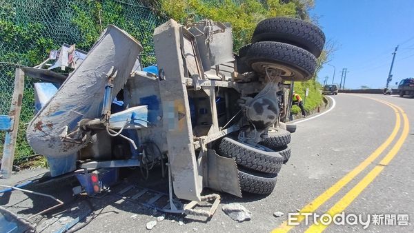 ▲▼       水泥車台9丁翻覆      。（圖／記者游芳男翻攝）