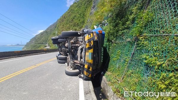 ▲▼       水泥車台9丁翻覆      。（圖／記者游芳男翻攝）