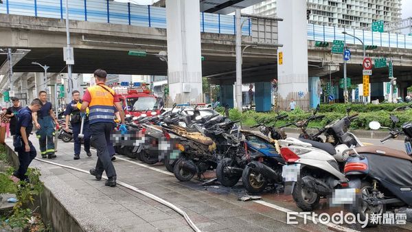 ▲▼             北市市民大道機車自燃，7車受損。（圖／記者黃彥傑攝）