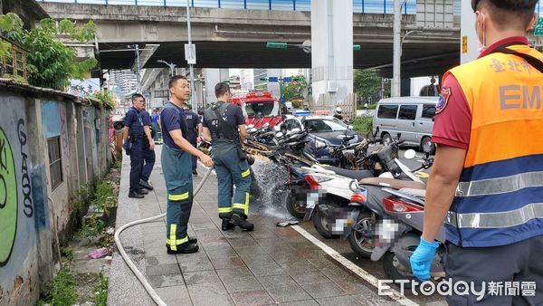 ▲▼             北市市民大道機車自燃，7車受損。（圖／記者黃彥傑攝）