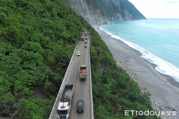 ▲▼南澳工務段搶災團隊，連日投入多組搶修人力、機具及車輛全力清運已全線搶通。（圖／公路局提供，下同）